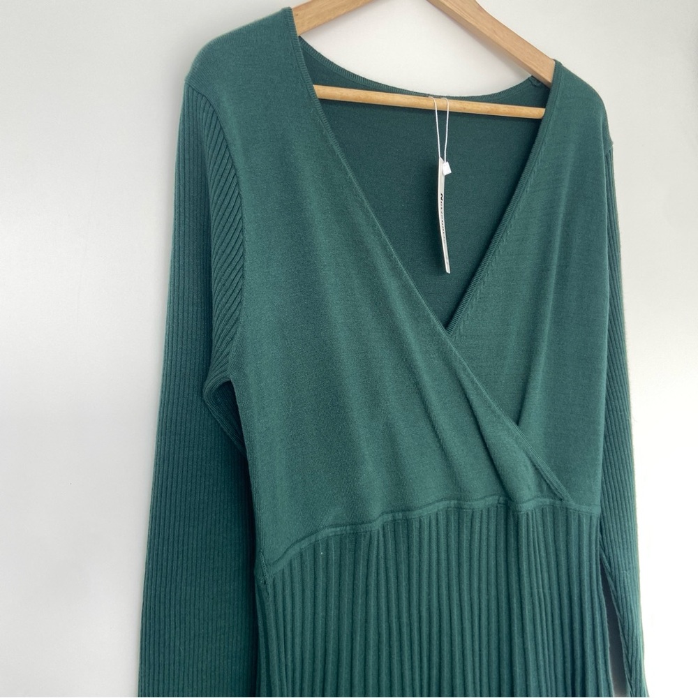 NEWSHOWS DEEP GREEN WRAP STYLE SURPLICE KNIT DRESS WITH PLEATED STYLE SKIRT, XL - Picture 3 of 11